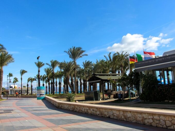 Vive el Sueño Mediterráneo: Chalet Adosado en Venta Frente al Mar en Torremolinos