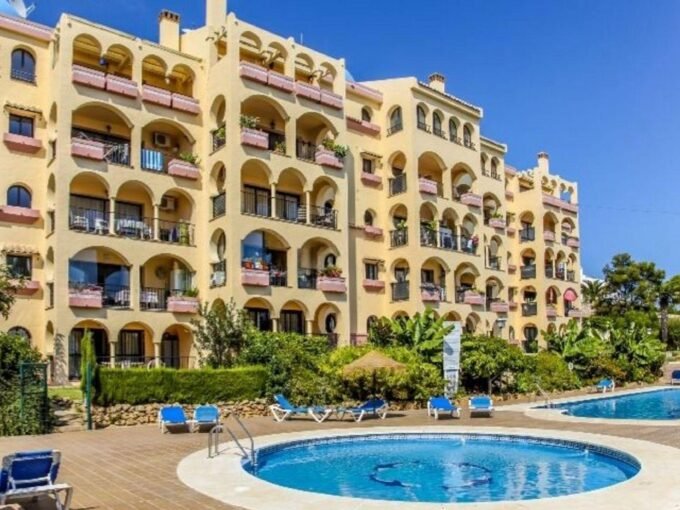 🏖️ PISO CON VISTAS AL MAR Y ACCESO PRIVADO A LA PLAYA EN MIJAS COSTA – 2 DORMITORIOS + TERRAZA